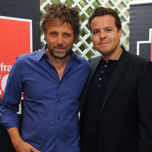 Stéphane Guillon et Nicolas Demorand lors de la conférence de presse annuelle de la radio France Inter à Paris, en France, le 28 août 2009. Photo : Thierry Orban/ABACAPRESS.COM