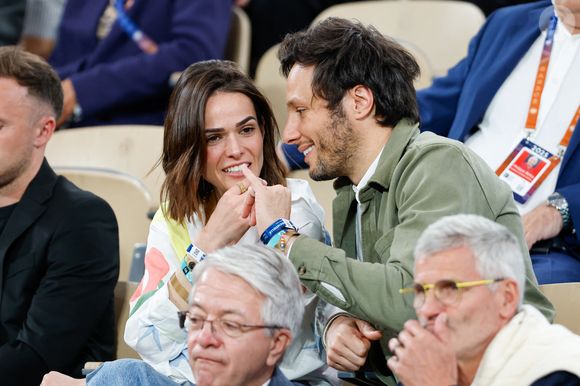"C’est sa femme qui lui dit : 'Fais lui écouter… Waouh, c'est une trop belle chanson'", a confié le chanteur le 29 septembre dernier dans "En Aparté".

Le chanteur Vianney et sa femme Catherine Robert en tribunes lors des Internationaux de France de Tennis de Roland Garros 2025, à Paris, France, le 6 juin 2025. © Jacovides-Moreau/Bestimage