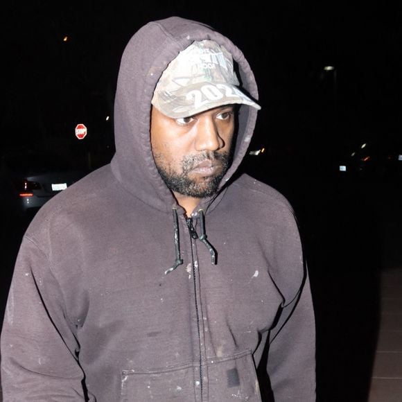 Kanye West en featuring avec une célèbre chanteuse française ? 

Kanye West arrive pour assister à un match de basketball de sa fille North à Los Angeles.