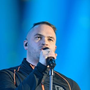 "Une belle surprise : l’ovni au Magari. Nous avons eu le plaisir de recevoir Jul pour un dîner face à la mer. Un grand merci au J pour sa gentillesse et d’avoir pris le temps de prendre quelques photos avec ses fans !"

Jul (album de musiques urbaines) lors de la 32ème cérémonie des "Victoires de la Musique" au Zénith de Paris, le 10 février 2017. © Guirec Coadic/Bestimage