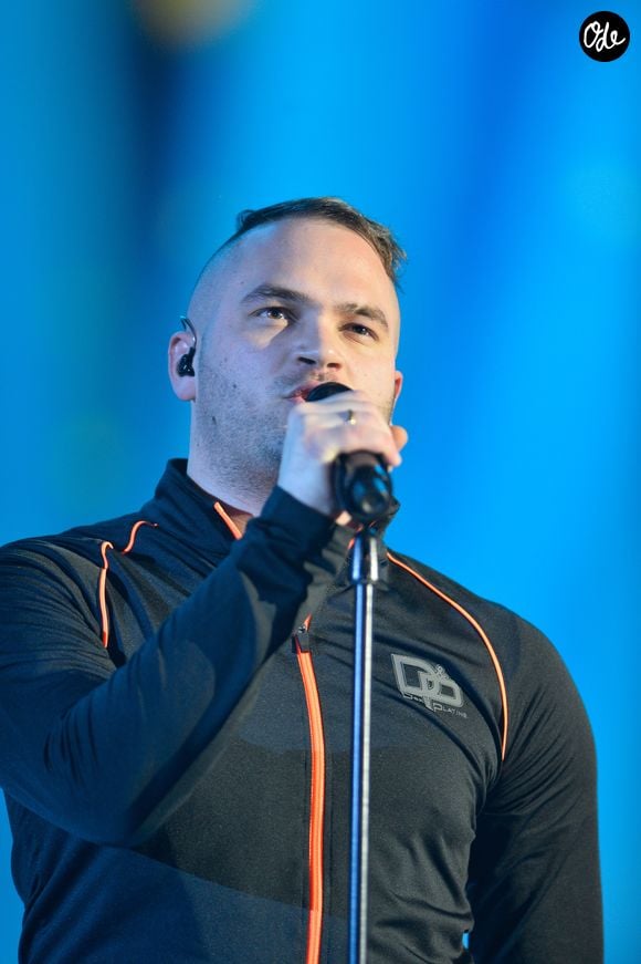 "Une belle surprise : l’ovni au Magari. Nous avons eu le plaisir de recevoir Jul pour un dîner face à la mer. Un grand merci au J pour sa gentillesse et d’avoir pris le temps de prendre quelques photos avec ses fans !"

Jul (album de musiques urbaines) lors de la 32ème cérémonie des "Victoires de la Musique" au Zénith de Paris, le 10 février 2017. © Guirec Coadic/Bestimage