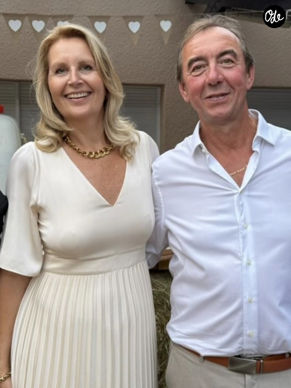 Parmi les invités de prestige venus célébrer le bonheur de Stéphane et Nejla se trouvaient Mickaël et Nadia, l'autre couple star et inséparable de la saison 19. 

Nadia et Mickaël au mariage de Stéphane et Nejla (L'amour est dans le pré)