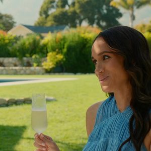 Pendant que la polémique enfle, Meghan Markle semble bien décidée à préserver sa sérénité...

La série de Meghan Markle sur Netflix a commencé à être diffusée, et se termine avec son mari, le prince Harry, et sa mère, Doria Ragland, lors d'un petit brunch entre amis.