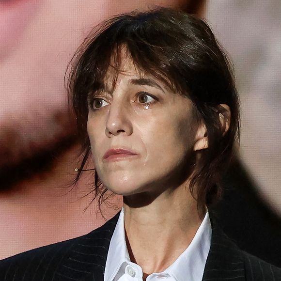 Charlotte Gainsbourg en pleurs lors d'une cérémonie organisée par le Conseil des institutions juives de France (CRIF) en hommage aux victimes des attentats du Hamas du 7 octobre 2023 contre Israël, à l'occasion du premier anniversaire de l'événement, à Paris, le 7 octobre 2024. © Stéphane Lemouton / Bestimage