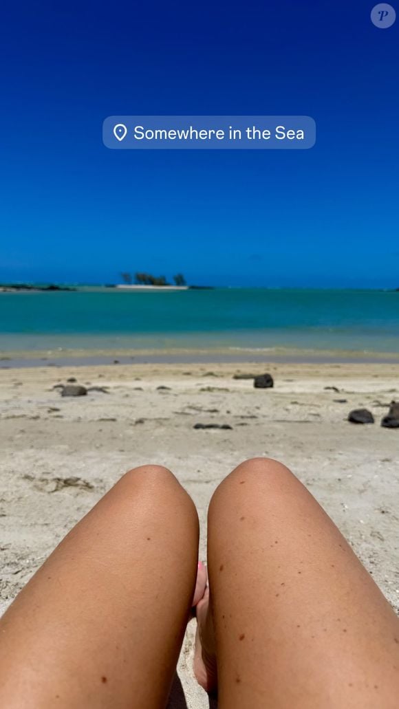 La chanteuse a choisi un petit coin de paradis comme destination

Vitaa en vacances avec son mari Hicham et leurs 3 enfants au soleil. Décembre 2024.