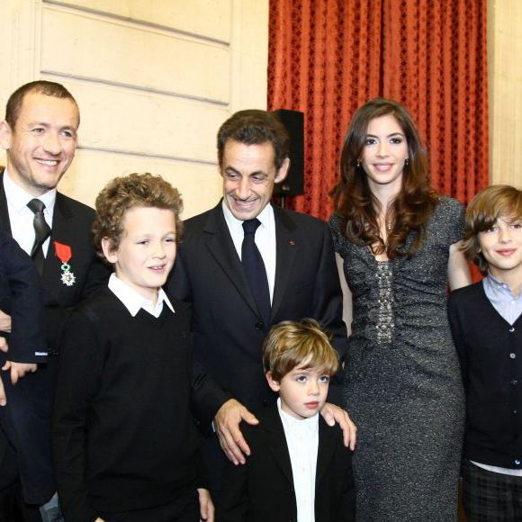 Dany Boon à L'Elysée avec sa femme Yaël et ses enfants Mehdi, Noé, Eytan et Elia en novembre 2009 (sauf Sarah, pas encore née à l'époque de la photo)