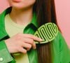Vous ne le savez peut-être pas mais la brosse à cheveux devient rapidement un nid à microbes redoutable pour votre fibre capillaire.