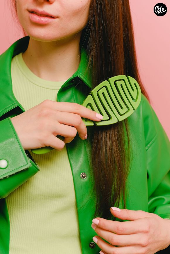 Vous ne le savez peut-être pas mais la brosse à cheveux devient rapidement un nid à microbes redoutable pour votre fibre capillaire.
