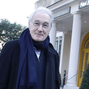 Bernard Le Coq - Arrivées des people lors de l'enregistrement de l'émission "Vivement Dimanche" au Studio Gabriel à Paris le 12 décembre 2022. L'émission sera diffusée le 25 décembre 2022. © Agence / Bestimage