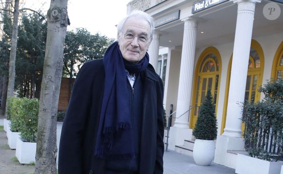 Bernard Le Coq - Arrivées des people lors de l'enregistrement de l'émission "Vivement Dimanche" au Studio Gabriel à Paris le 12 décembre 2022. L'émission sera diffusée le 25 décembre 2022. © Agence / Bestimage