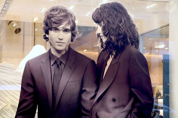 Il a le charisme et la beauté solaire de sa mère Isabelle Adjani. 
L'actrice française Isabelle Adjani et son fils Gabriel-Kane Day-Lewis apparaissent sur une publicité dans la vitrine du magasin de la marque italienne de mode de luxe Ermenegildo Zegna à New York City, NY, USA, le 21 février 2021. Photo Charles Guerin/ABACAPRESS.COM