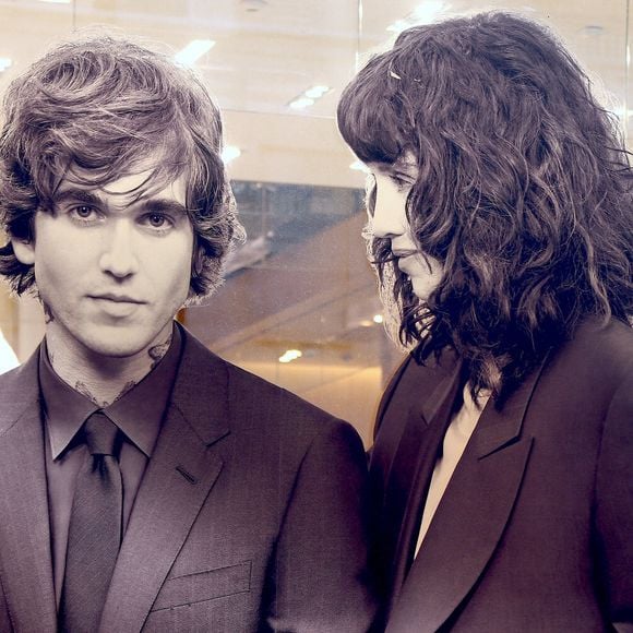 Il a le charisme et la beauté solaire de sa mère Isabelle Adjani. 
L'actrice française Isabelle Adjani et son fils Gabriel-Kane Day-Lewis apparaissent sur une publicité dans la vitrine du magasin de la marque italienne de mode de luxe Ermenegildo Zegna à New York City, NY, USA, le 21 février 2021. Photo Charles Guerin/ABACAPRESS.COM