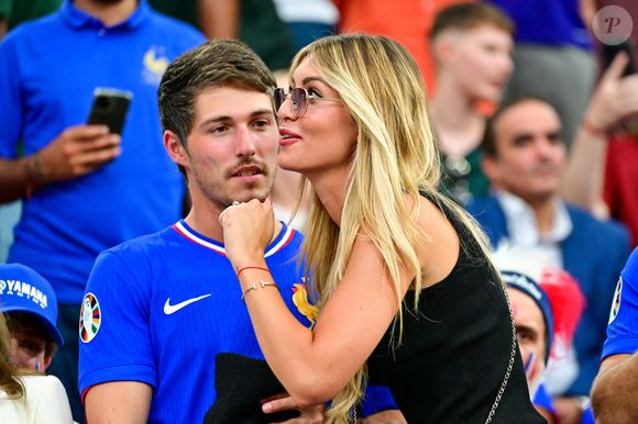 Dylan Deschamps et sa fiancée Mathilde Cappelaere dans les tribunes de la demi-finale du Championnat d'Europe de football (Euro 2024) entre l'Espagne et la France (2-1) à Munich, Allemagne, le 9 juillet 2024. © Bestimage