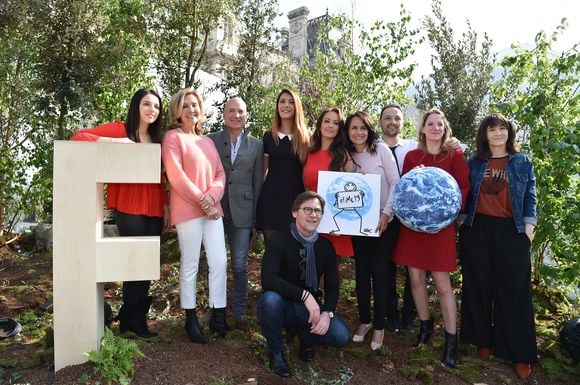 Même dans un cadre magnifique, certains combats continuent et exigent force et courage Virginie Hilsonne, Fabienne Amiach, Louis Bodin, Virgilia Hess, Laurent Romejko, Alexandra Blanc, Solène Chavanne, Loïc Rousval et Géraldine de Mori - Les présentateurs de la météo se réunissent pour le lancement du 16ème forum international de la météo et du climat sur le parvis de l'hôtel de ville à Paris © Giancarlo Gorassini / Bestimage