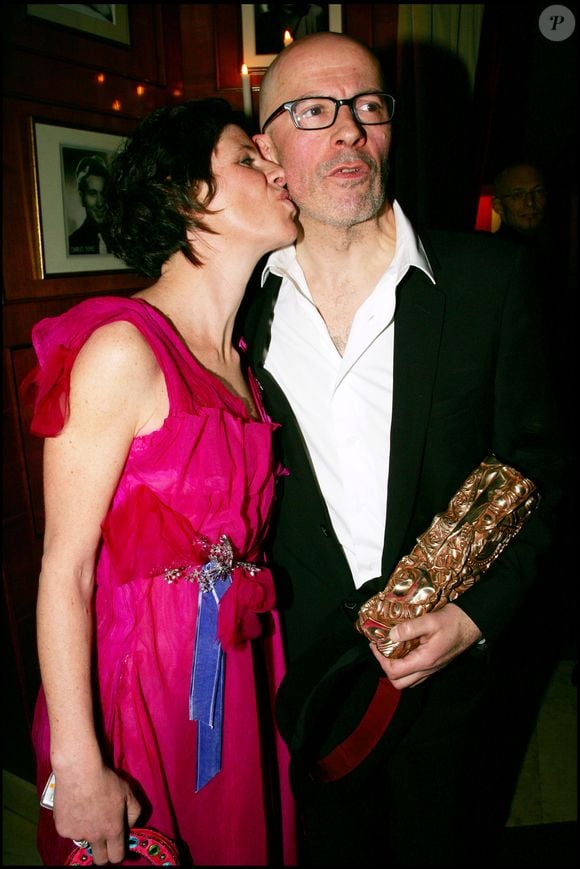 Rencontrée dans les années 1980, Jacques Audiard n'a pu que tomber sous le charme de la réalisatrice, dont il est depuis séparé mais qui lui a donné trois beaux enfants ! 

Jacques Audiard et Marion Vernoux - Dîner au Fouquet's dans le cadre de la 31ème cérémonie des César au Théâtre du Châtelet, le 25 février 2006 ©RINDOFF-BORDE / BESTIMAGE