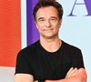 David Hallyday a même été très impliqué dans la création de cette fiction. "On a parlé pendant des mois de l’histoire, du développement des personnages. J’y incarnerai un psychiatre qui cache beaucoup de choses…"

Exclusif - David Hallyday lors du backstage de l'enregistrement de l'émission "Famille je vous aime" présentée par M. Drucker et qui sera diffusée le 13 juin 2025 sur France 3, aux Studios rive gauche à Paris, France, le 15 avril 2025. © Clovis-Gaffiot/Bestimage