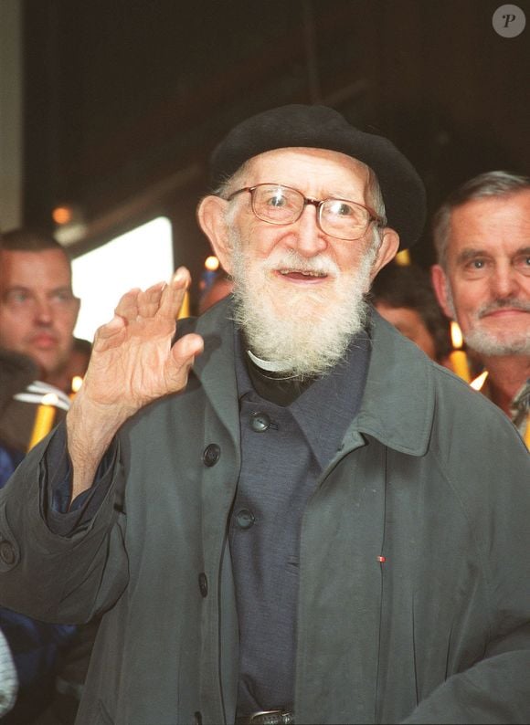 L'abbé Pierre fête ses 90 an à Neuilly Plaisance avec la communauté Emmaus le 3 octobre 2002