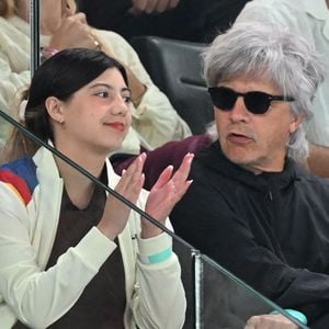 Et se montrer nostalgique avec ses petits et face aux années : "Je vis avec le sentiment constant qu'ils me manquent, même quand ils sont là. Tout passe tellement vite".

Nicola Sirkis et sa fille Théa assistent aux épreuves de gymnastique lors des Jeux Olympiques de Paris le 5 aout 2024. Crédit Perusseau-Jacovides/Bestimage