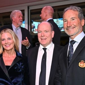 Lors de cette soirée, il a remis un prix spécial à Pierre Casiraghi, son neveu, en tant que “régatier du Y.C.M de l’année 2025”.

Le prince Albert II de Monaco et Paul Cayard durant la cérémonie d'intronisation des nouveaux membres du Yacht Club de Monaco ainsi que la remise des YCM Awards-Trophée Credit Suisse 2025, présidé par le prince Albert II de Monaco, le 16 décembre 2025, au Yacht Club de Monaco. Le titre de "régatier du Y.C.M. de l'année 2025" a été remporté par Pierre Casiraghi. Ce sont les membres du Club qui ont voté et choisi entre plusieurs régatiers. © Bruno Bebert / Bestimage
