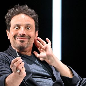 À travers un montage, le programme relate des propos de son ami Jean Dujardin saluant "ses expressions de Jim Carey et sa gueule de Marlon Brando" mais aussi sa "voix".

Bruno Salomone durant la 3eme soirée de la 1ere édition du festival Les Théâtrales d'Eze en plein air à l'oppidum du Col d'Eze avec la pièce "Au Scalpel", le 7 août 2023.
© Bruno Bebert /