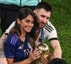 Malgré la distance, ils tissent un lien fort et sincère. Des années plus tard, en 2009, ils se retrouvent et la flamme est toujours là : Lionel Messi officialise son couple à 21 ans.

L'Argentin Lionel Messi avec son épouse Antonela Roccuzzo après le match, 18 décembre 2022, Qatar, Lusail. Photo : Robert Michael/dpa /Abaca