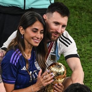 Malgré la distance, ils tissent un lien fort et sincère. Des années plus tard, en 2009, ils se retrouvent et la flamme est toujours là : Lionel Messi officialise son couple à 21 ans.

L'Argentin Lionel Messi avec son épouse Antonela Roccuzzo après le match, 18 décembre 2022, Qatar, Lusail. Photo : Robert Michael/dpa /Abaca
