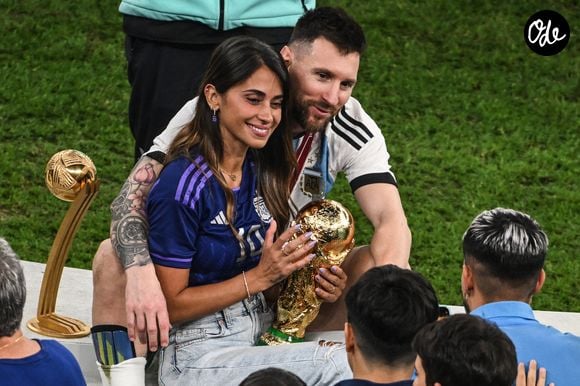 Malgré la distance, ils tissent un lien fort et sincère. Des années plus tard, en 2009, ils se retrouvent et la flamme est toujours là : Lionel Messi officialise son couple à 21 ans.

L'Argentin Lionel Messi avec son épouse Antonela Roccuzzo après le match, 18 décembre 2022, Qatar, Lusail. Photo : Robert Michael/dpa /Abaca