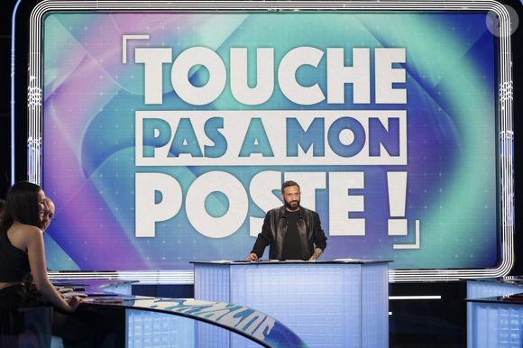 "Je remercie le public, ce n'est qu'un 'au revoir', on vous tiens au courant dans les prochains jours. Je vous donne rendez-vous très vite !"

Exclusif - Cyril Hanouna, sur le plateau de l’émission « TPMP » présentée par C.Hanouna et diffusée en direct sur Youtube et sur toutes les box (SFR, FREE, Bouygues, MyCanal etc), Paris, France, le 24 mars 2025. © Jack Tribeca / Bestimage