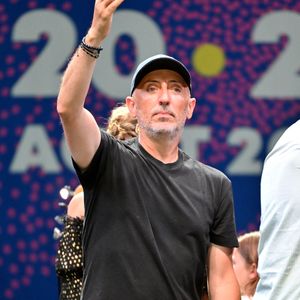 Gad Elmaleh a remis le Trophée Ferret en compagnie de Christian Estrosi, le maire de Nice, venu en famille, à la chanteuse américaine Stella Cole, après son concert sur la scène du Théâtre de Verdure durant le Nice Jazz Fest à Nice, le 21 août 2024. Gad Elmaleh a un projet de Festival d'Humour dont il serait le directeur artistique et qui devrait se dérouler à Nice en octobre 2025. © Bruno Bebert / Bestimage