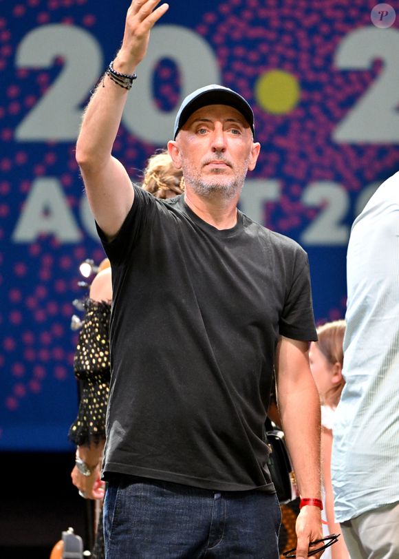 Gad Elmaleh a remis le Trophée Ferret en compagnie de Christian Estrosi, le maire de Nice, venu en famille, à la chanteuse américaine Stella Cole, après son concert sur la scène du Théâtre de Verdure durant le Nice Jazz Fest à Nice, le 21 août 2024. Gad Elmaleh a un projet de Festival d'Humour dont il serait le directeur artistique et qui devrait se dérouler à Nice en octobre 2025. © Bruno Bebert / Bestimage