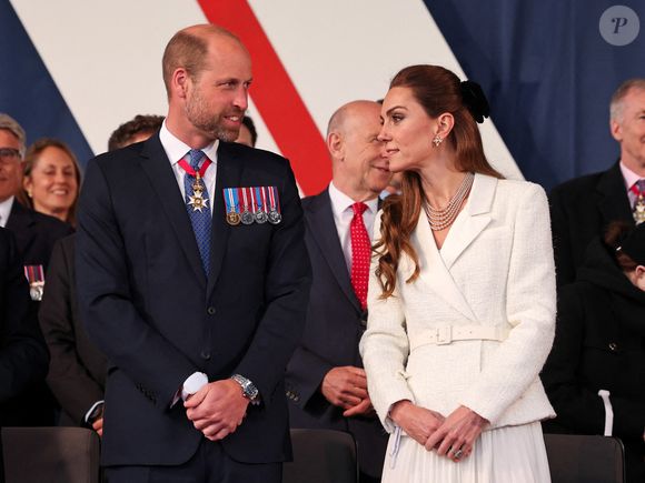 Jack Stooks, l’ancien jardinier du roi, a confié au magazine OK ! le fait que William souhaiterait épargner à son épouse le fait de vivre dans la même maison que sa mère et reproduire ainsi un schéma passé.

Le prince et la princesse de Galles lors du concert célébrant le 80e anniversaire du jour de la Victoire en Europe, organisé lors du défilé historique des Horse Guards, dans le centre de Londres. Jeudi 8 mai 2025. Photo : Chris Jackson/PA Wire/ABACAPRESS.COM