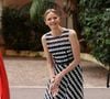 On peut découvrir la jolie robe noire et blanche texturée de la princesse qu'elle a associée à une paire de ballerines plates à brides.
La princesse Charlène de Monaco lors de l'opération Water Safety Day à la piscine du stade Louis II à Monaco le 8 juin 2025.
© Dominique Jacovides / Bestimage
