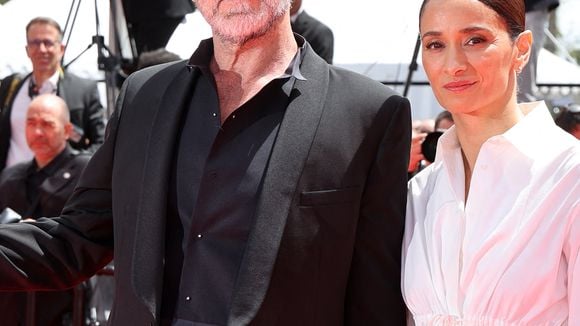 Festival de Cannes 2026 : Éric Cantona et Rachida Brakni main dans la main, tenues opposées pour le duo face à Virginie Efira