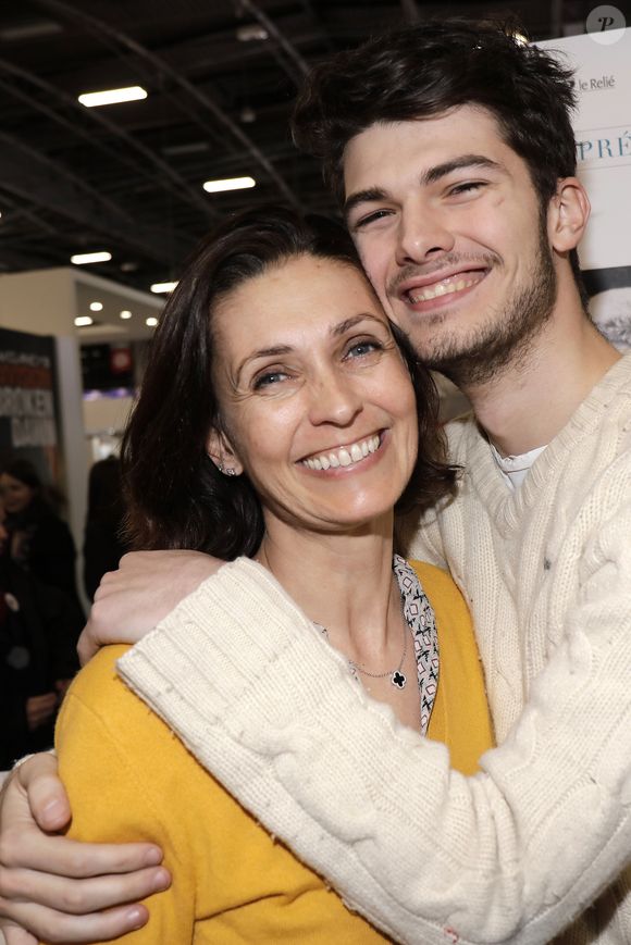 Adeline Blondieau avec son fils Aïtor - Salon du livre de Paris porte de Versailles le 14 mars 2019. © Cédric Perrin/Bestimage