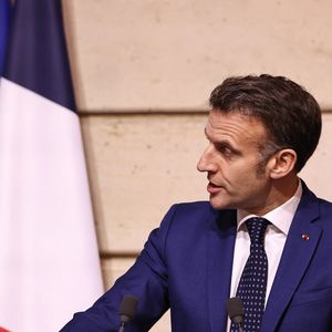 Emmanuel Macron - La créatrice S.McCartney est faite Chevalier de la Légion d'honneur par le président français E.Macron au palais de l'Elysée à Paris, le 5 mars 2026, lors de la Fashion Week à Paris. Cette distinction salue son parcours ainsi que son engagement dans l'univers de la création et de la mode.

BFA.com / Backgrid USA / Bestimage