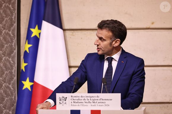 Emmanuel Macron - La créatrice S.McCartney est faite Chevalier de la Légion d'honneur par le président français E.Macron au palais de l'Elysée à Paris, le 5 mars 2026, lors de la Fashion Week à Paris. Cette distinction salue son parcours ainsi que son engagement dans l'univers de la création et de la mode.

BFA.com / Backgrid USA / Bestimage