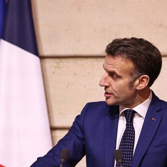 Emmanuel Macron - La créatrice S.McCartney est faite Chevalier de la Légion d'honneur par le président français E.Macron au palais de l'Elysée à Paris, le 5 mars 2026, lors de la Fashion Week à Paris. Cette distinction salue son parcours ainsi que son engagement dans l'univers de la création et de la mode.

BFA.com / Backgrid USA / Bestimage