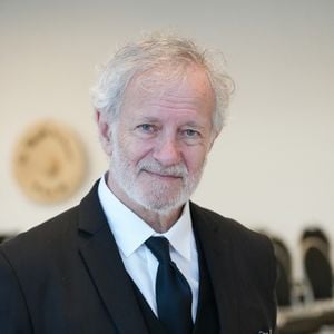 À rebours des conventions, le comédien ne possède presque aucun mobilier classique et a fait l'impasse sur une table à manger.  

Francis Huster - Festival Les Hérault du Cinéma et de la Télévision 2026 au Cap d'Agde le 21 juin2026.

© Anne-Sohie Guebey / Bestimage