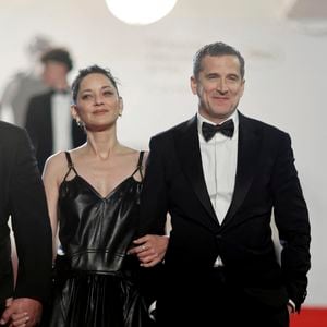 Quelques jours plus tard, Marion Cotillard a aussi frôlé la chute sur les marches du Festival avant d’être aidée par le producteur Thomas Verhaeghe.

Marion Cotillard et Guillaume Canet - Descente des marches du film " Karma " lors du 79ème Festival International du Film de Cannes. © Jacovides-Moreau / Bestimage