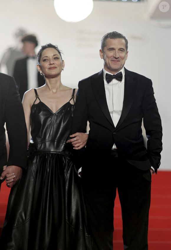 Quelques jours plus tard, Marion Cotillard a aussi frôlé la chute sur les marches du Festival avant d’être aidée par le producteur Thomas Verhaeghe.

Marion Cotillard et Guillaume Canet - Descente des marches du film " Karma " lors du 79ème Festival International du Film de Cannes. © Jacovides-Moreau / Bestimage