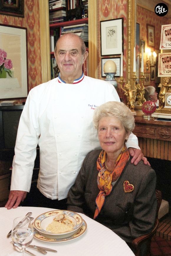 Le fils de Paul Bocuse revient notamment sur la statue de son père, déboulonnée et saccagée. 

Archives - Paul Bocuse et sa femme Simone dans leur restaurant a Collonges-au-Mont-d'Or. Le 2 decembre 2001 JEAN-CLAUDE WOESTELANDT / BESTIMAGE