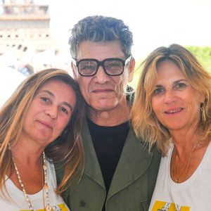 Exclusif - Coco Coupérie-Eiffel, Marc Lavoine et Virginie Coupérie-Eiffel dans l'Espace VIP lors de la 9ème édition du "Longines Paris Eiffel Jumping" au Champ de Mars à Paris, le 24 juin 2024. 

© Perusseau-Veeren/Bestimage