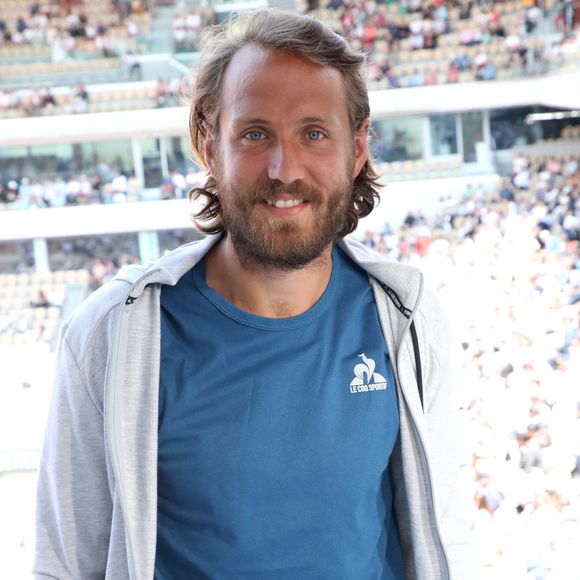 Après une saison riche en émotions, Lucas Pouille s'accorde une parenthèse en famille sous le soleil du sud de la France, à Saint Tropez

Exclusif - Lucas Pouille (joueur de tennis) - Plateau de France Télévision lors des Internationaux de France de Tennis de Roland Garros 
© Bertrand Rindoff / Bestimage