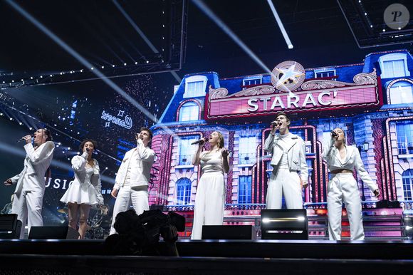 Candice, Pierre, Julien, Djebril, Héléna, Lénie et Axel font leur entrée sur scène lors du concert de la Star Academy à Lyon, France, le 15 mars 2024. © Sandrine Thesillat/Panoramic/Bestimage