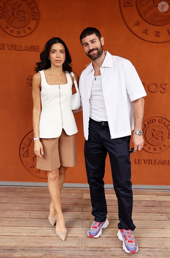 Cyril Benzaquen et sa femme Amel - Les célébrités au photocall du village lors des Internationaux de France de Tennis de Roland Garros 2026. Paris, le 31 mai 2026. © Jacovides / Bestimage