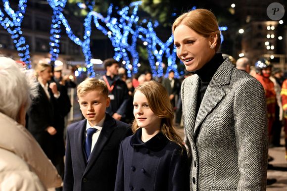 Le prince Albert II de Monaco, sa femme la princesse Charlene de Monaco, leurs enfants le prince héréditaire Jacques, marquis des Baux, la princesse Gabriella, comtesse de Carladès, et Mélanie de Massy sont au Quai Antoine 1er au port Hercule pour le traditionel embrasement de la barque et le spectacle de drônes lors de la célébration de la Sainte Dévote à Monaco, le 26 janvier 2026. © Bruno Bebert / Bestimage