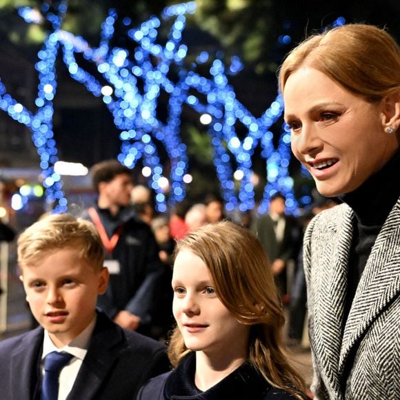 Le prince Albert II de Monaco, sa femme la princesse Charlene de Monaco, leurs enfants le prince héréditaire Jacques, marquis des Baux, la princesse Gabriella, comtesse de Carladès, et Mélanie de Massy sont au Quai Antoine 1er au port Hercule pour le traditionel embrasement de la barque et le spectacle de drônes lors de la célébration de la Sainte Dévote à Monaco, le 26 janvier 2026. © Bruno Bebert / Bestimage