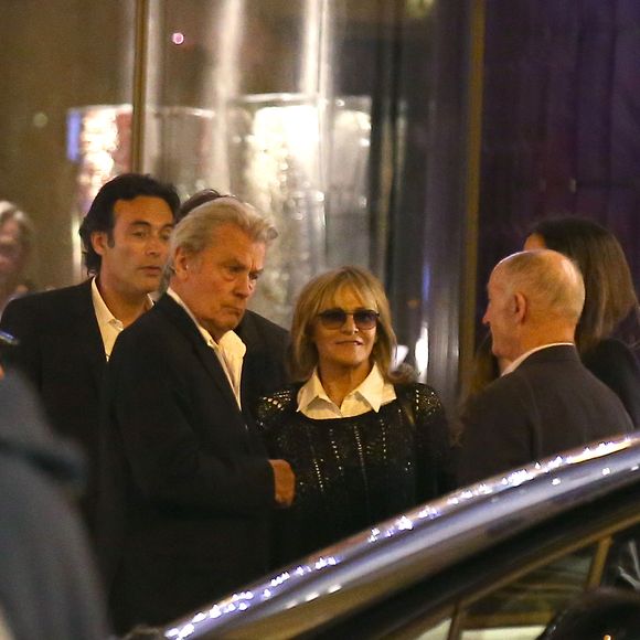Exclusif - Prix spécial - no web - Le clan Delon réuni à l'occasion des 50 ans de Anthony Delon au Mandarin Hotel. Tout va pour le mieux dans la famille Delon, le clan est à nouveau soudé. Jeudi soir, Anthony qui fêtait ses 50 ans avait convié son père Alain Delon ( dont c'était la première sortie depuis son hospitalisation), sa mère Nathalie Delon, Anouchka Delon et son compagnon Julien Dereims ainsi que ses deux filles Loup et Liv.
Paris le 2 octobre 2014
