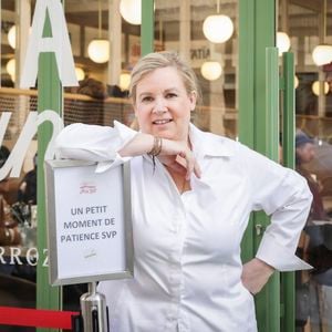 Pour la fête des Mères, la cheffe Hélène Darroze a posé son tablier le temps d'un déjeuner d'exception.

Exclusif - La cheffe étoilée Hélène Darroze vient d'ouvrir un nouveau restaurant bistronomique dédiée aux burgers haut de gamme "Jòia Bun" à Paris, France. © Jack Tribeca/Bestimage