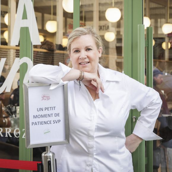 Pour la fête des Mères, la cheffe Hélène Darroze a posé son tablier le temps d'un déjeuner d'exception.

Exclusif - La cheffe étoilée Hélène Darroze vient d'ouvrir un nouveau restaurant bistronomique dédiée aux burgers haut de gamme "Jòia Bun" à Paris, France. © Jack Tribeca/Bestimage